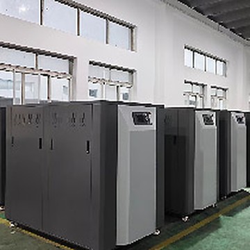 Jakie są warunki instalacji kotła na gorącą wodę z całkowicie wstępnie zmieszanym powietrzem?